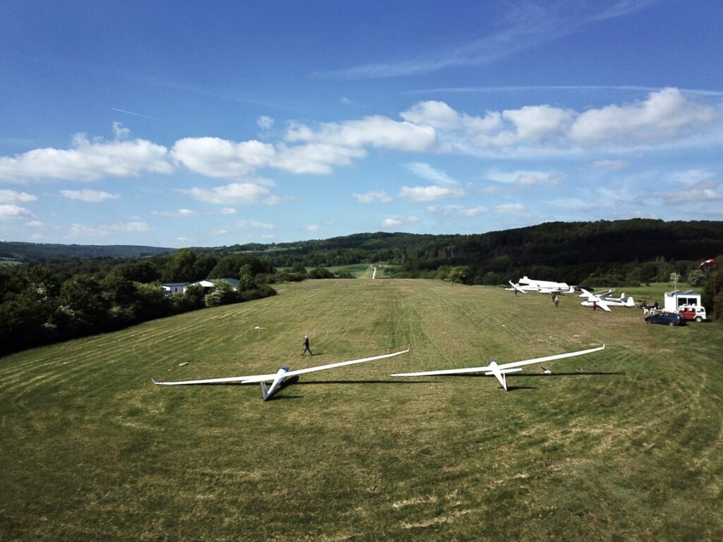 Zwei Segelflugzeuge vor dem Start am Segelfluggelände Hörbach